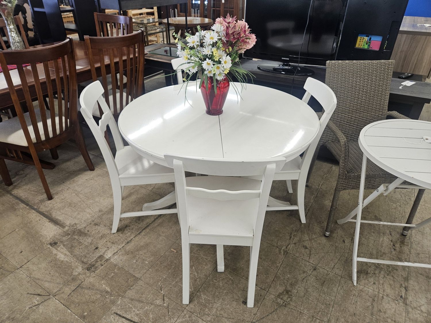 White Round Pedestal Dining Set – Table + 4 Chairs