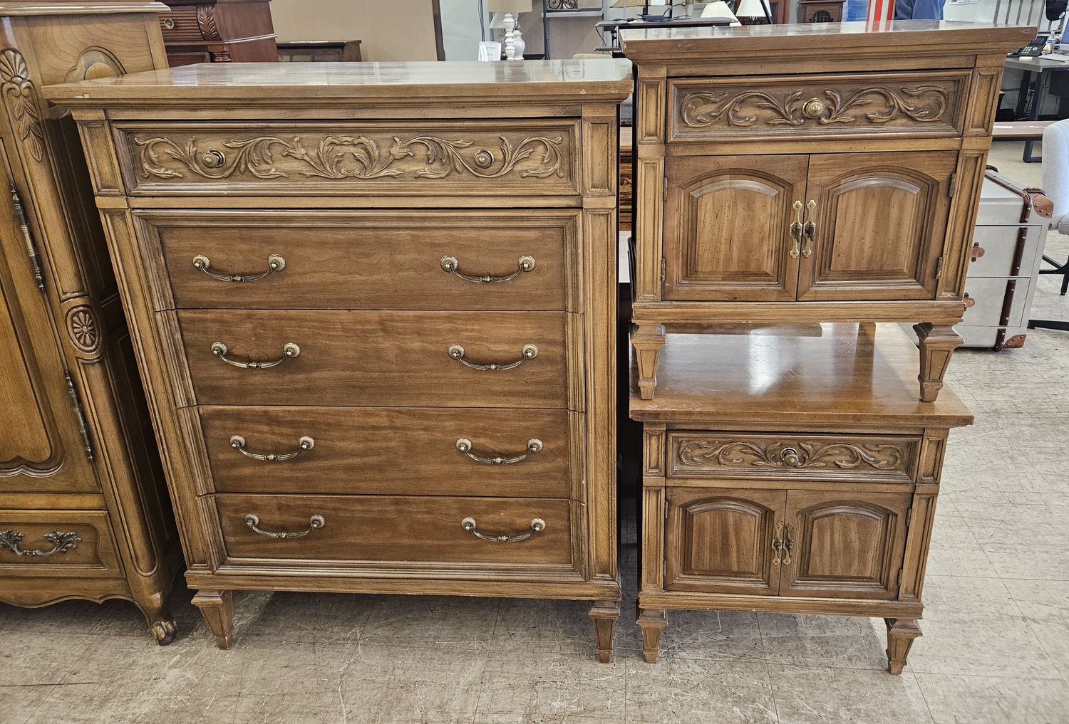 Thomasville French Country Bedroom Set (Dresser + 2 Nightstands) - FREE DELIVERY