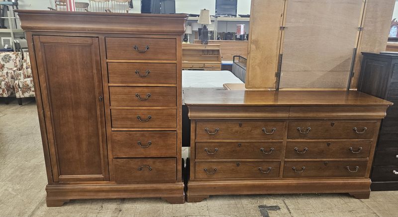 Bassett Heritage Collection Armoire &amp; Dresser Set - FREE DELIVERY