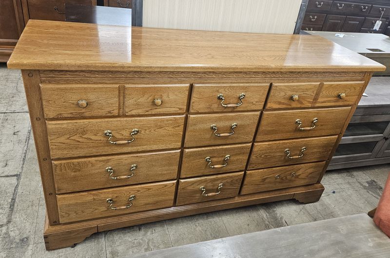 Kincaid Country Roads Solid Oak 12-Drawer Dresser - FREE DELIVERY