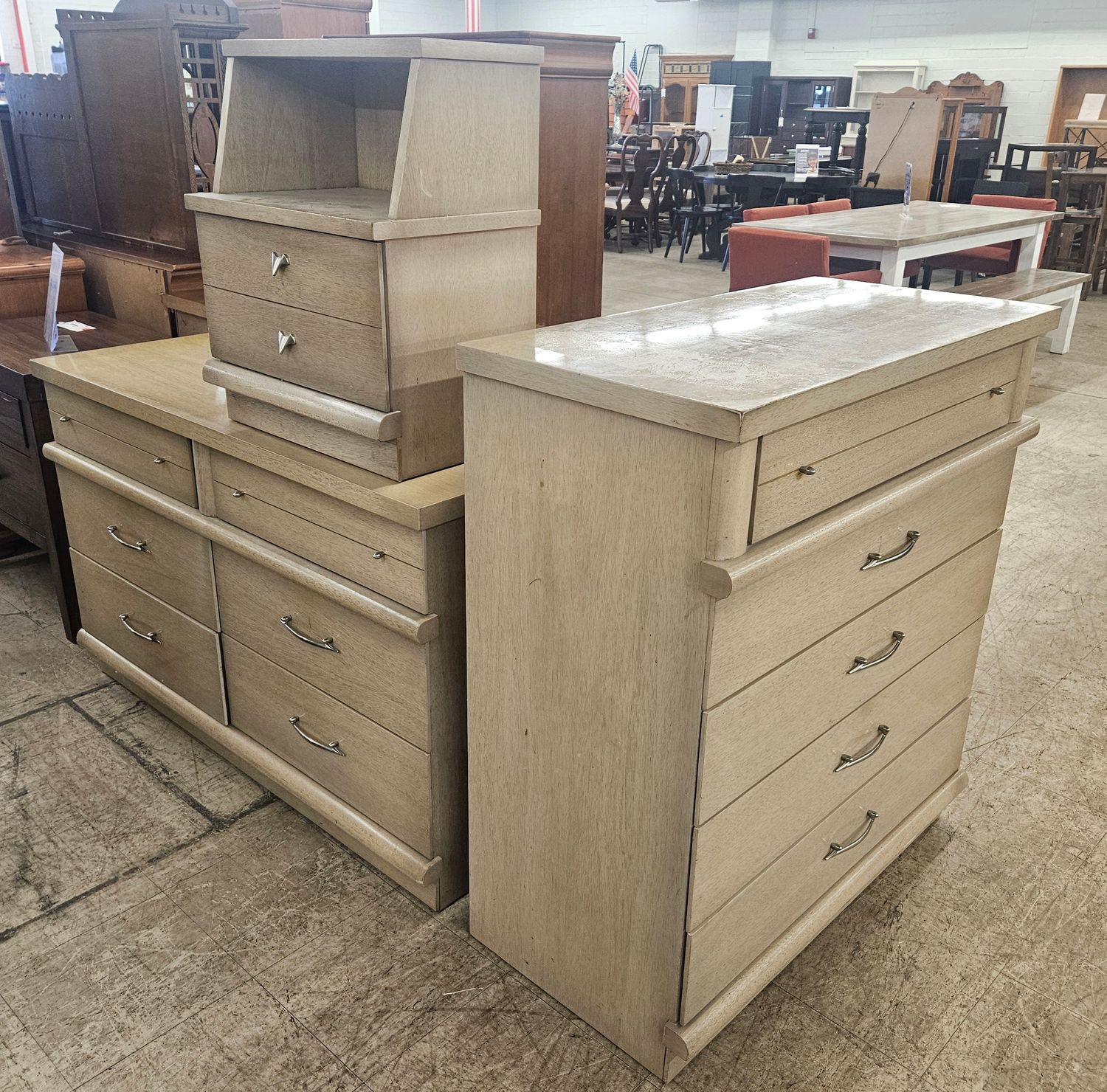 United Furniture Mid-Century Bedroom Set - FREE DELIVERY