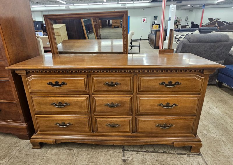 Thomasville Traditional 9-Drawer Dresser with Mirror - FREE DELIVERY