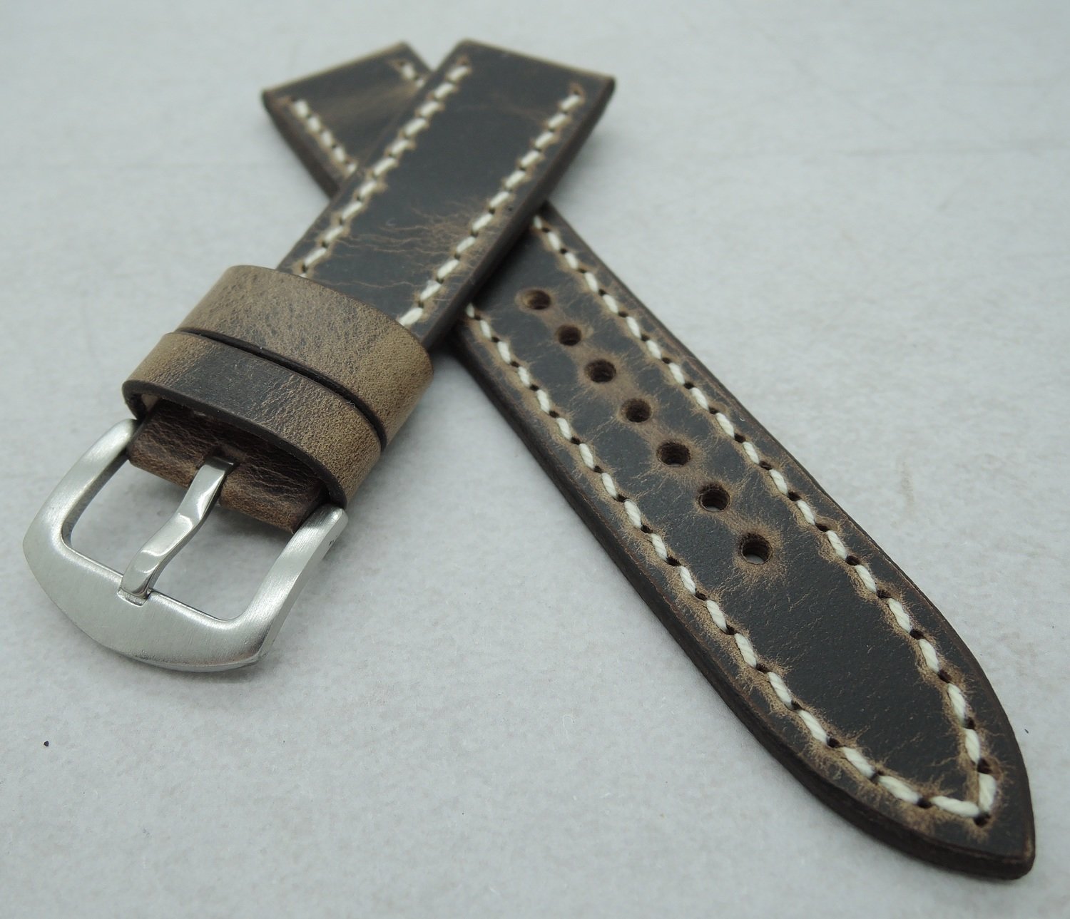 22mm wide "Crazy Horse" strap, 20mm wide at the buckle