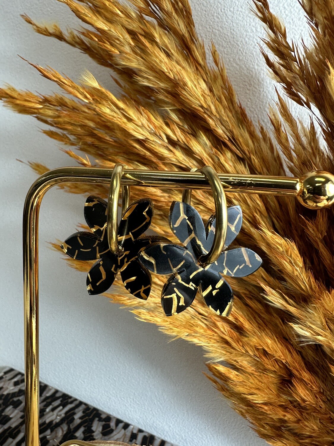 Flower &amp; Ring - Black &amp; Gold