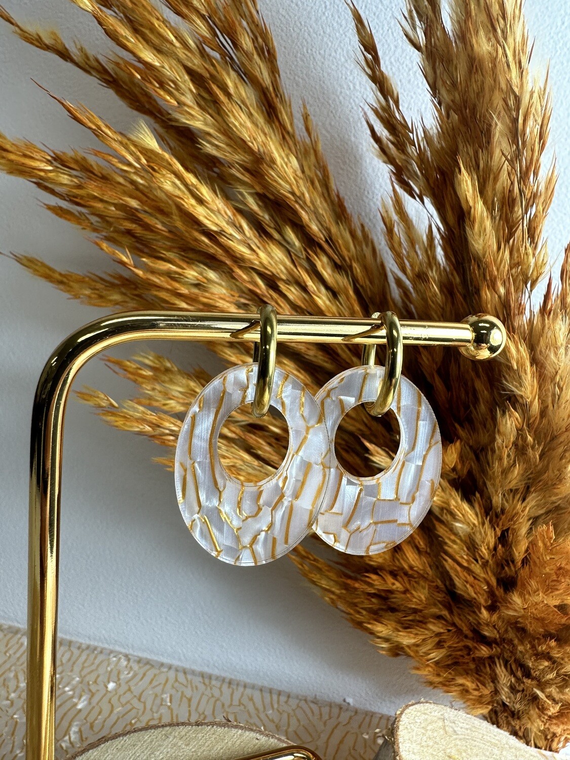 Oval &amp; ring - Pearly white &amp; gold