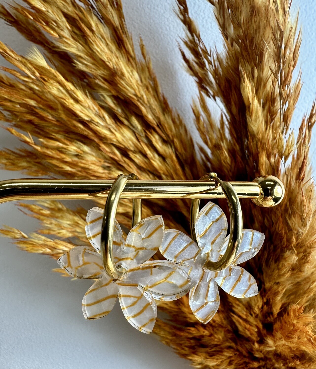 Flower &amp; ring - Pearly white &amp; Gold