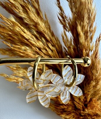 Flower &amp; ring - Pearly white &amp; Gold