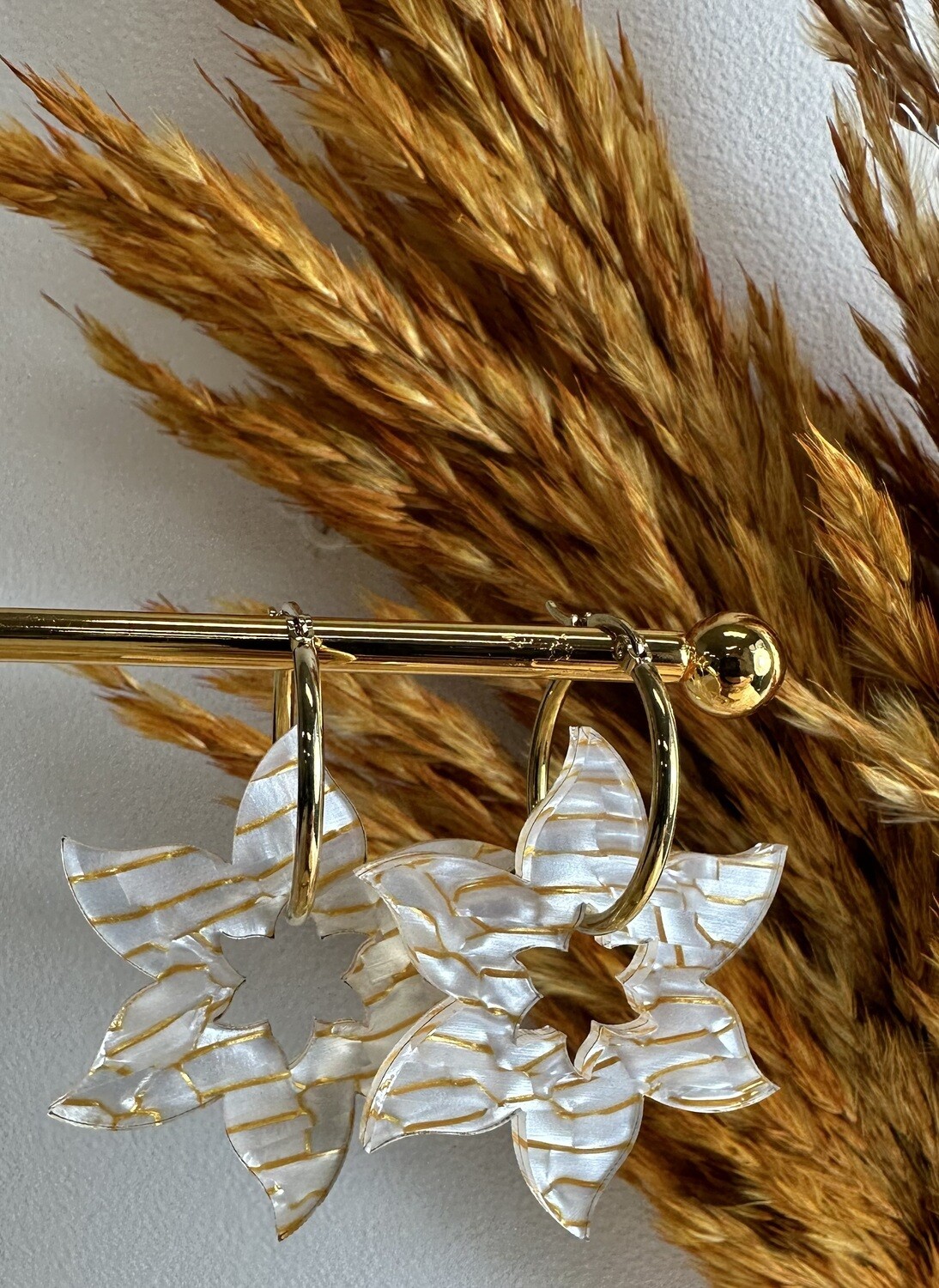 Star flower - Pearly white &amp; gold