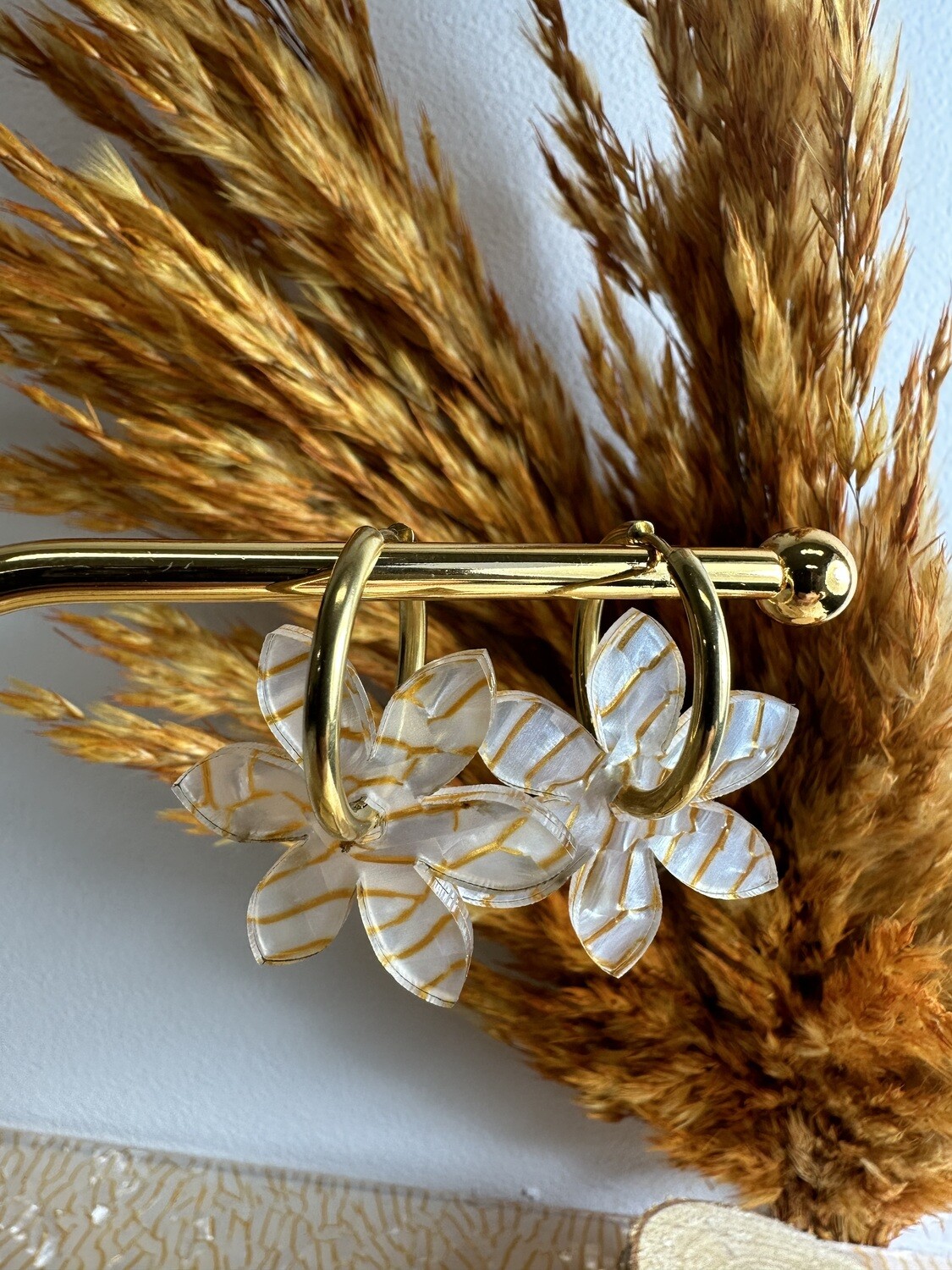 Flower &amp; Ring - Pearly white &amp; Gold