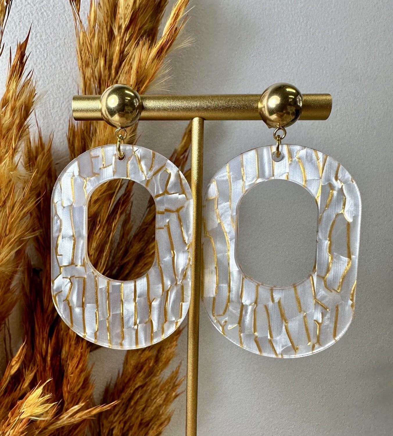 Big oval - Pearly white &amp; Gold