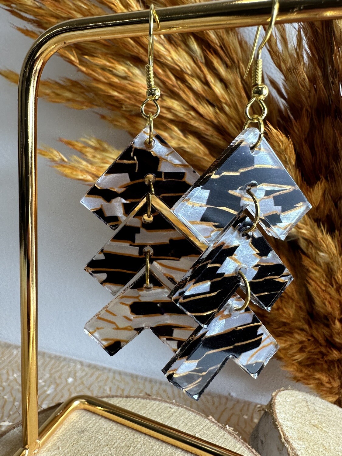 Zig zag - White, Black &amp; Gold