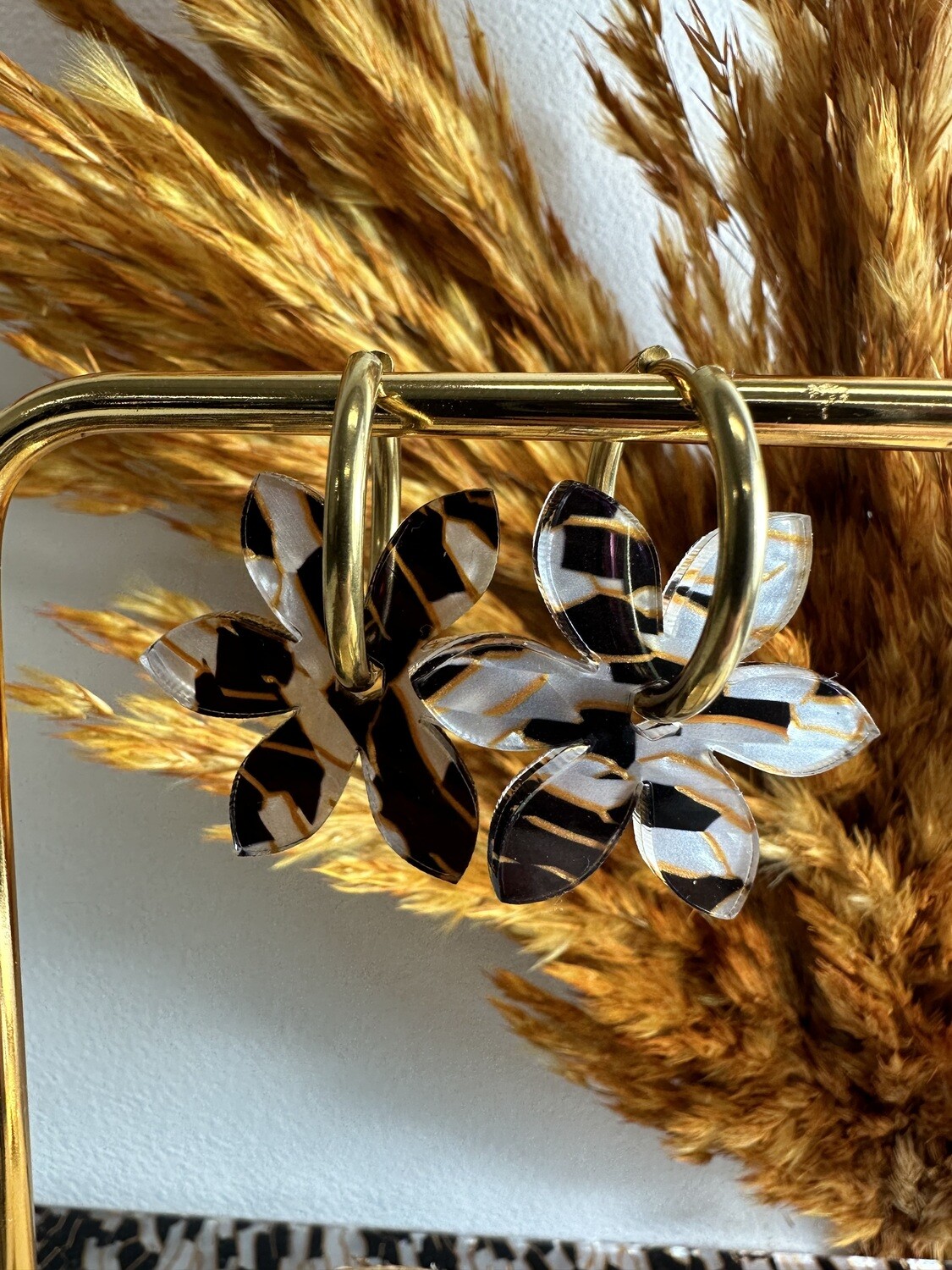 Flower &amp; ring - White, Black &amp; Gold