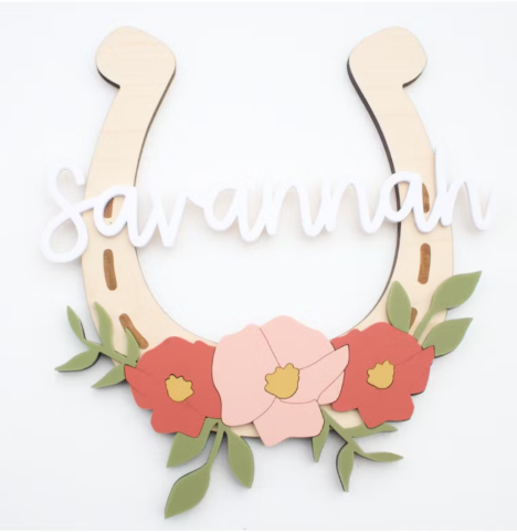 Floral Horseshoe Name Sign – Personalized Wall Décor