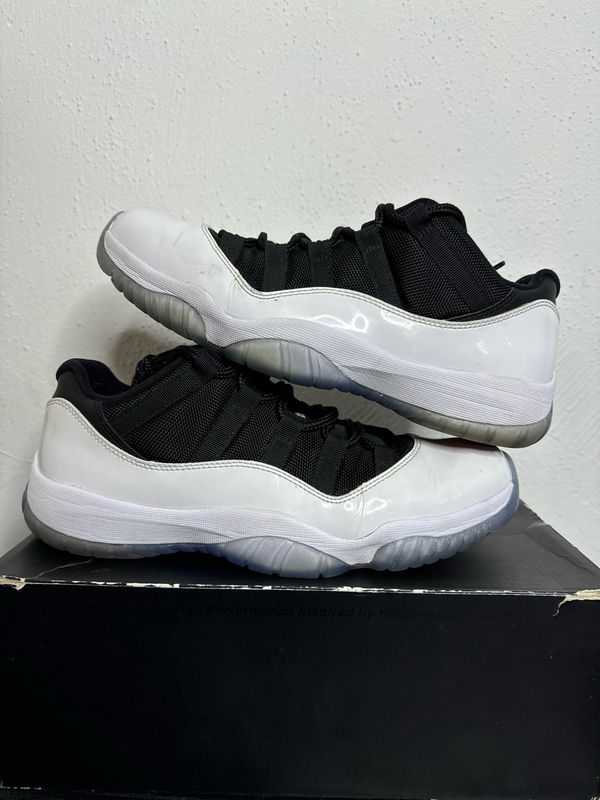 JORDAN 11 LOW TUXEDO (USED)