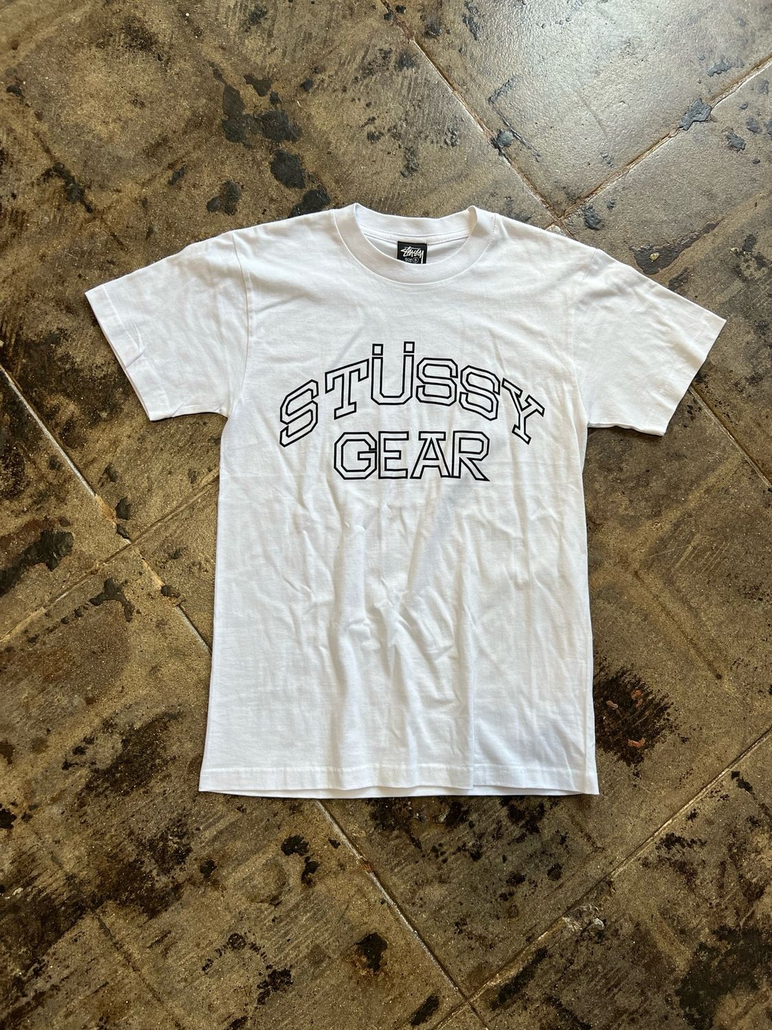 WHITE STUSSY GEAR TEE SZ; S