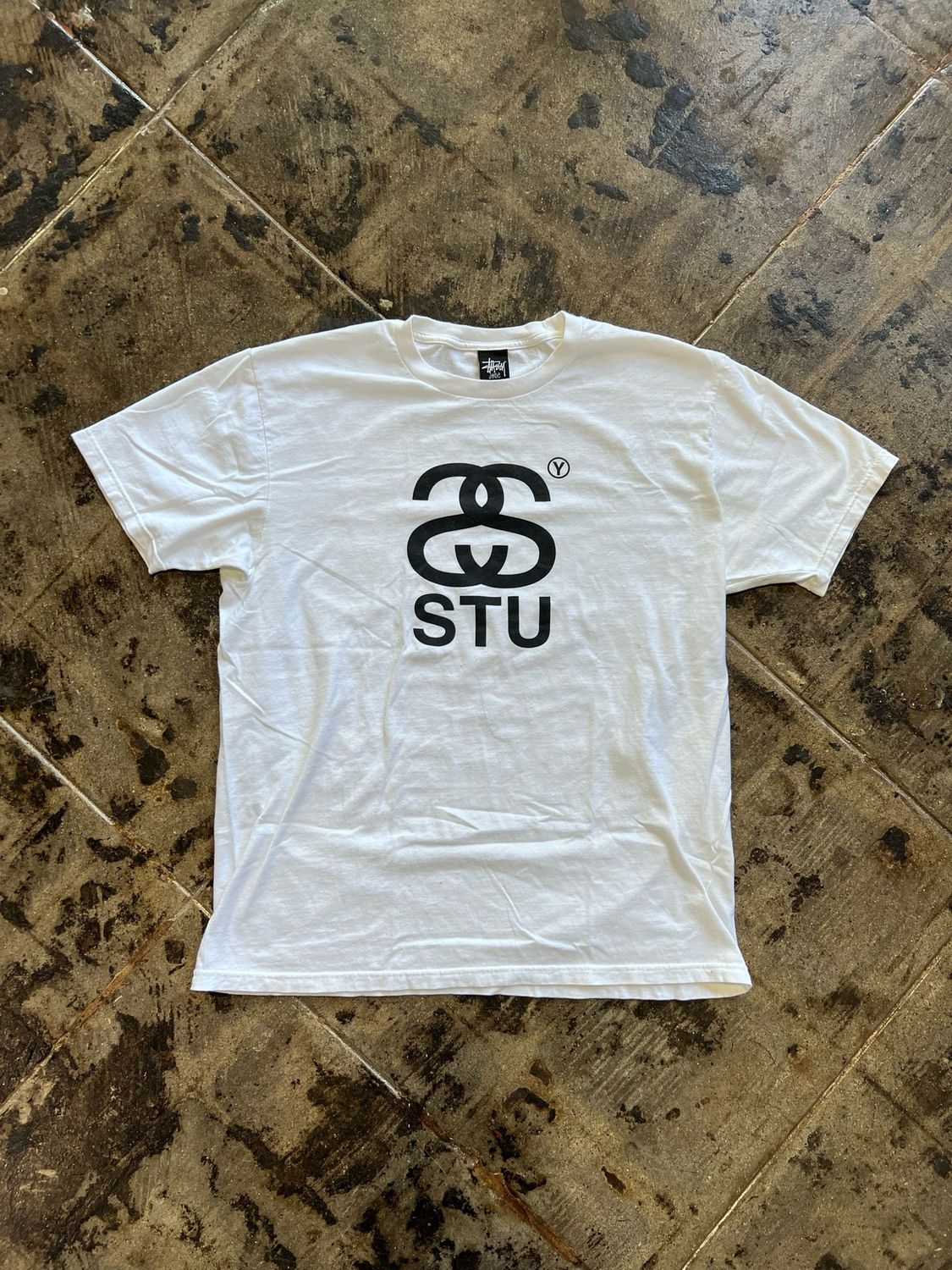 STUSSY TEE SZ; L