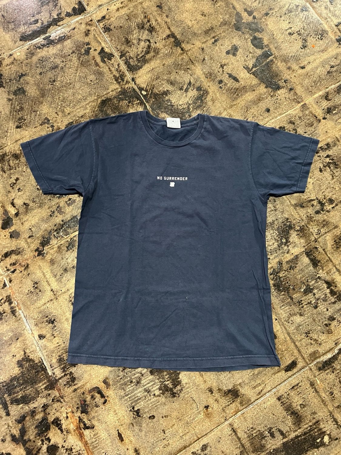 UNDEFEATED NO SURRENDER TEE SZ: L