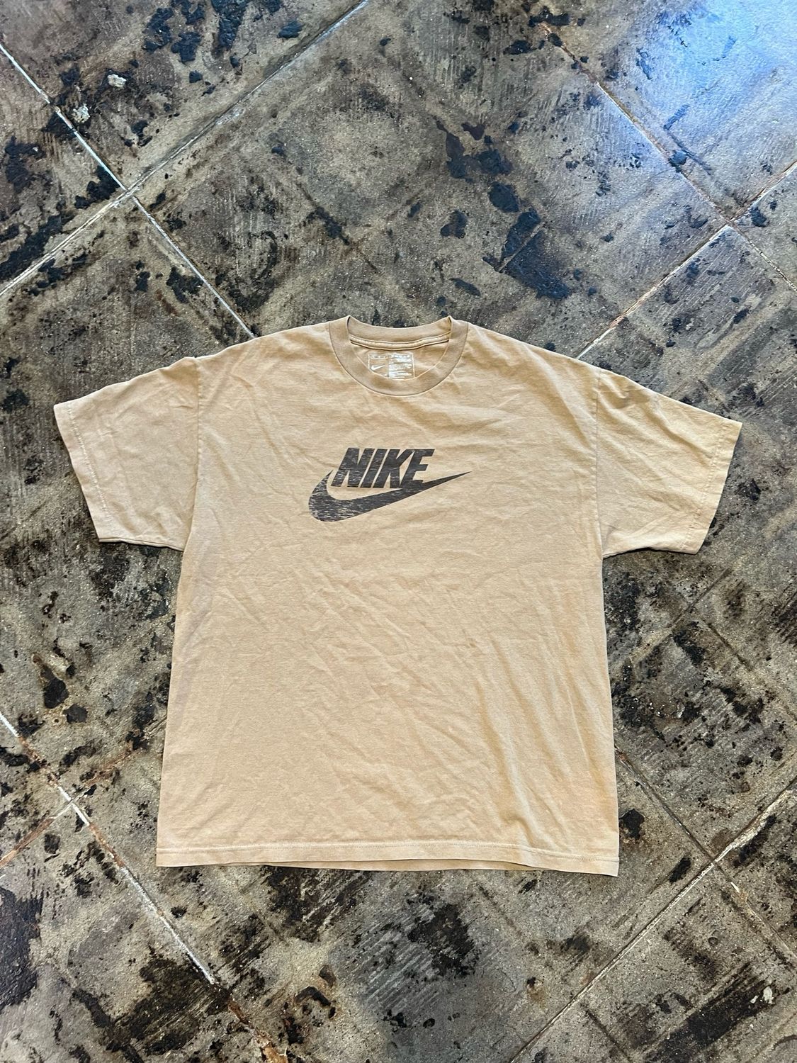 TAN NIKE TEE SIZE:L