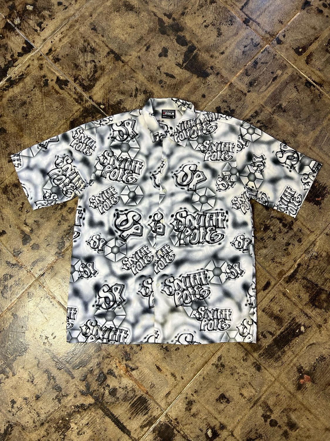 SOUTH POLE BUTTON UP SZ: LARGE