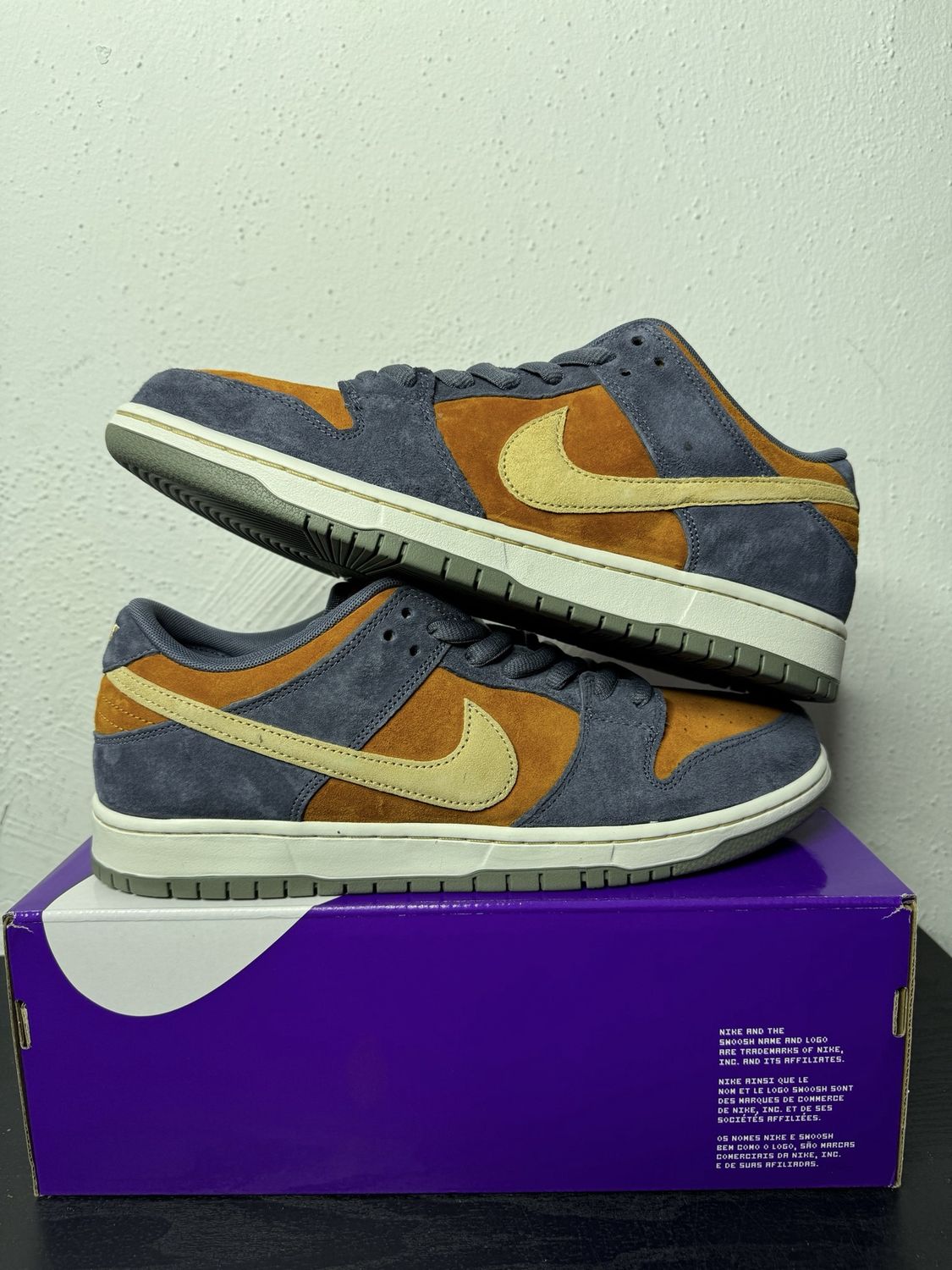 DUNK LOW SB CARBON MONARCH