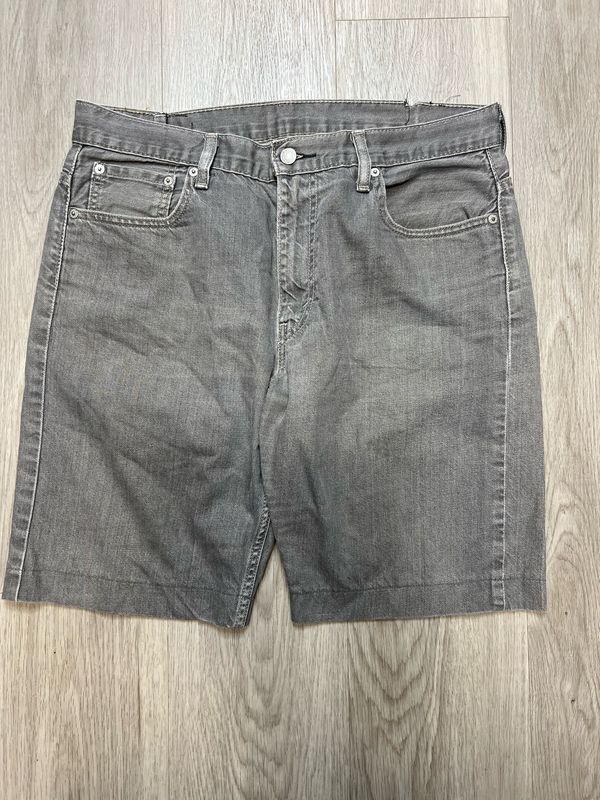 GRAY LEVI&#39;S 550 JORTS SZ: 33&quot;