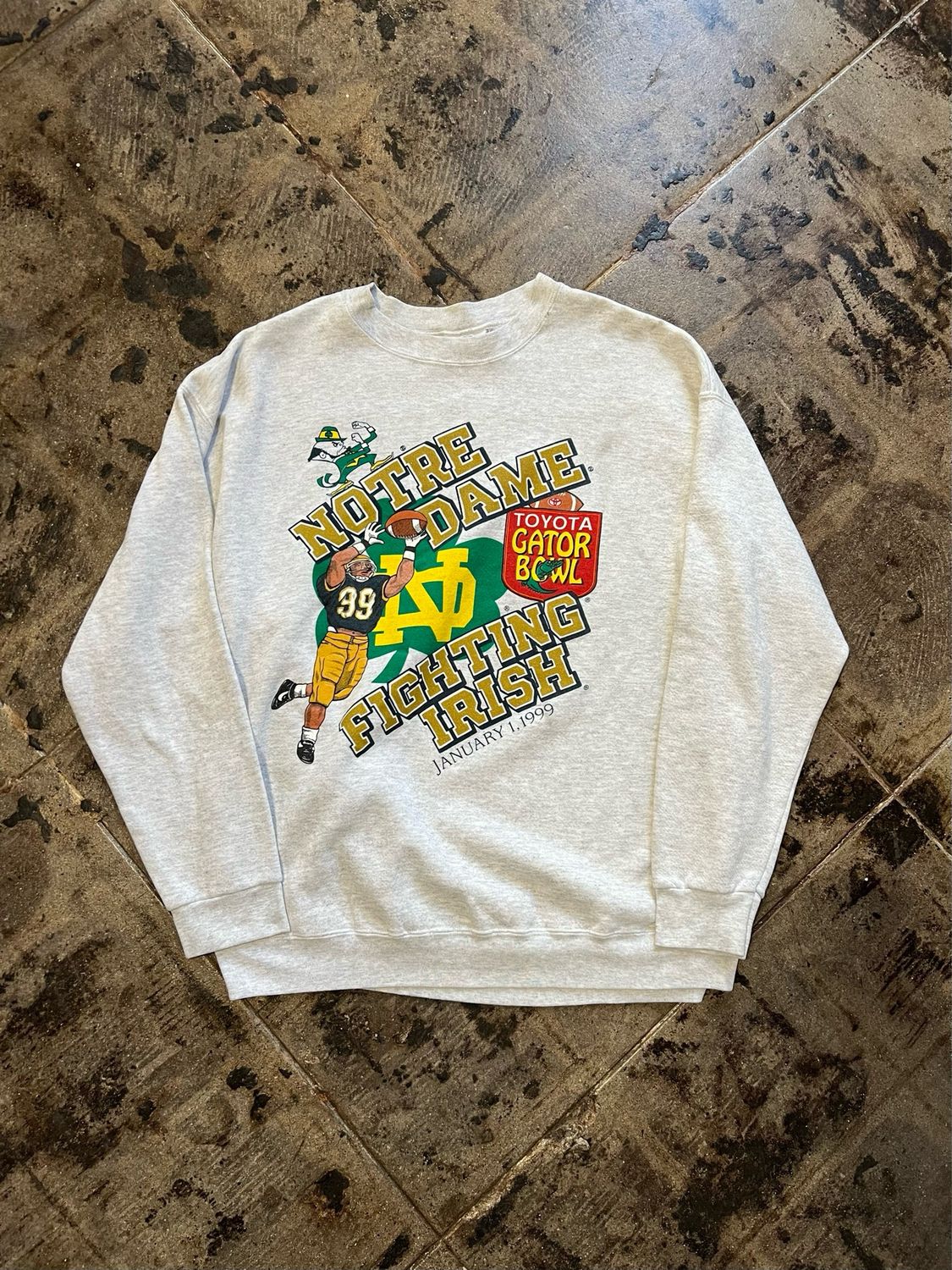 NOTRE DAME FIGHTING IRISH GREY CREWNECK SIZE:L
