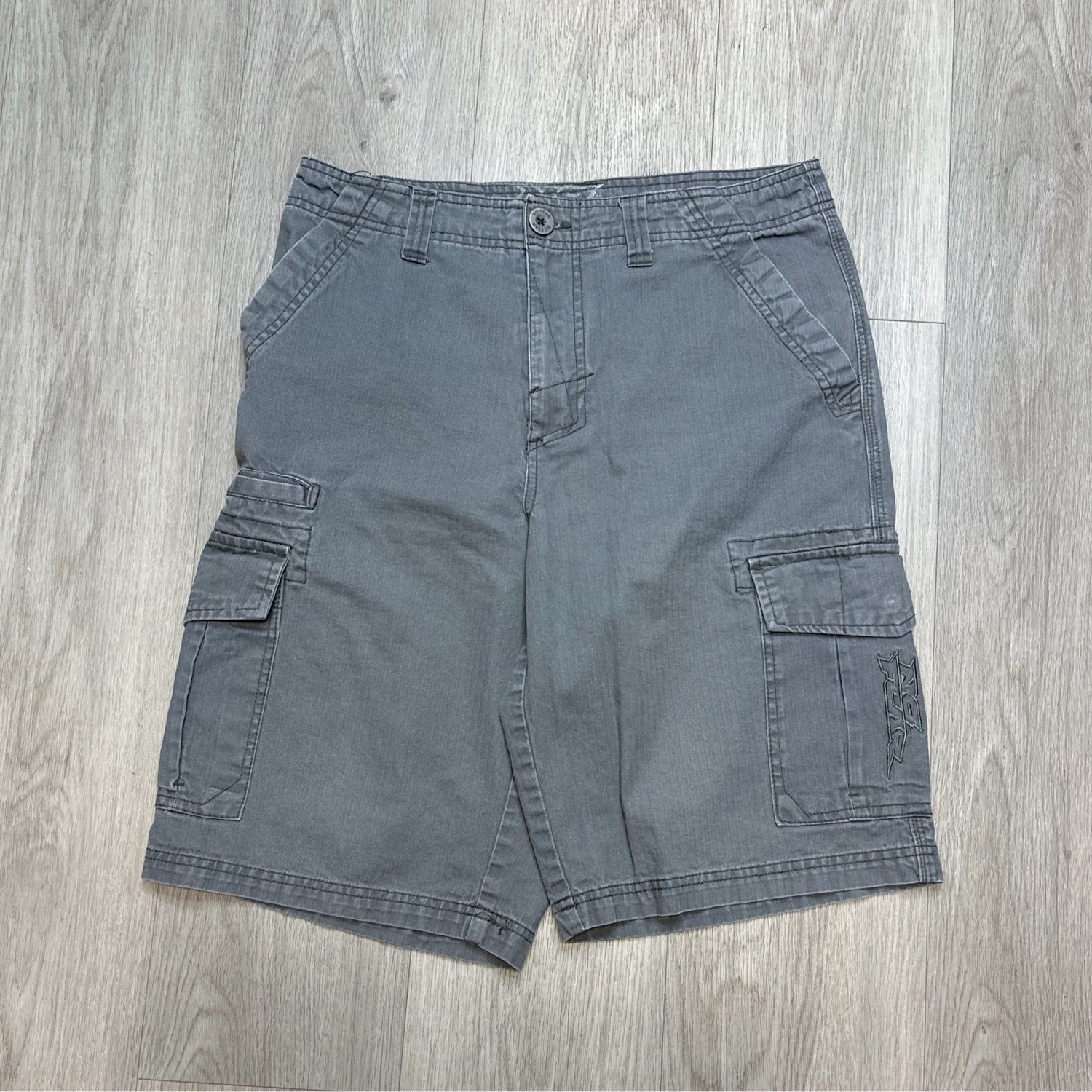 NO FEAR GREY CARGO JORT SIZE: 32