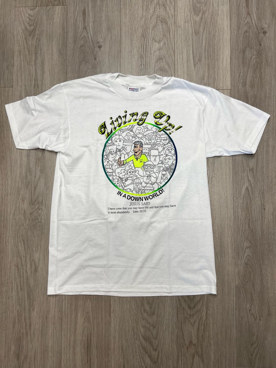 LIVING UP IN A DOWN WORLD TEE SZ: LARGE