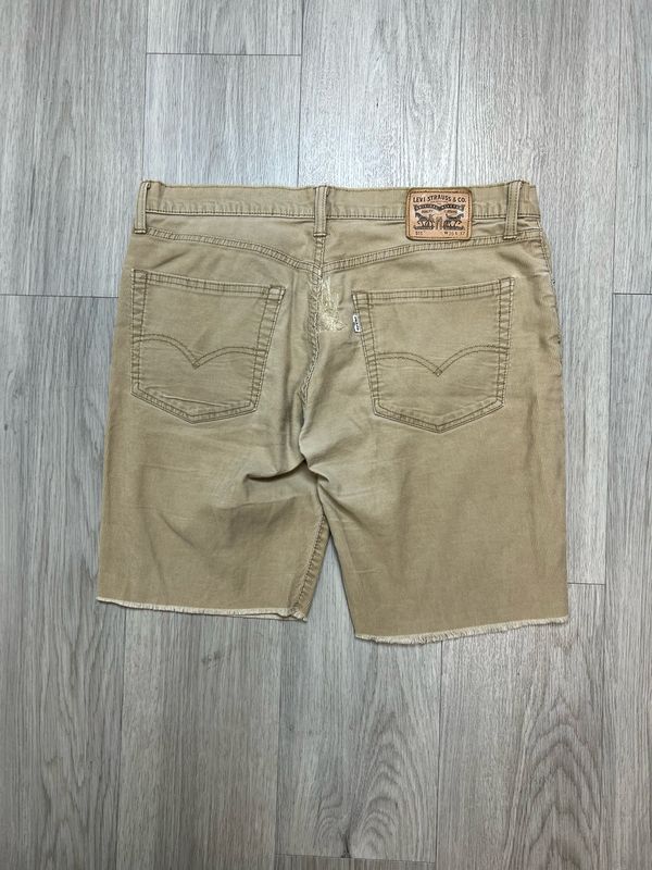 LEVI&#39;S CORDUROY SHORTS SZ: 36&quot;