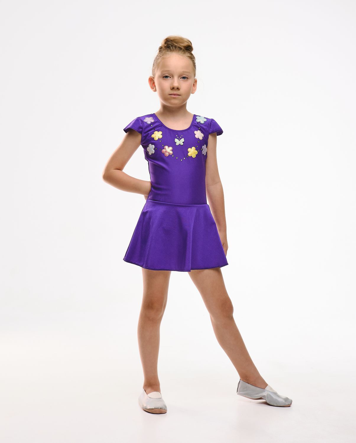 Gimnastični dres z rožicami VIJOLIČEN