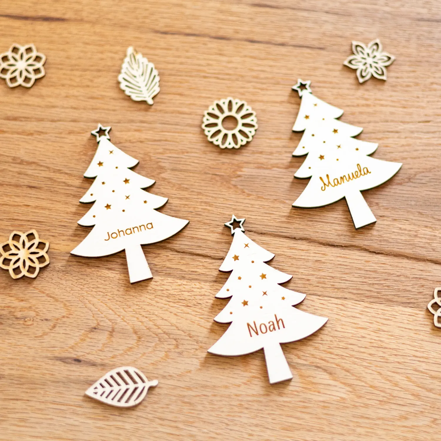 Personalisierte Tischkarte „Tannenbaum“ aus Holzumkugel