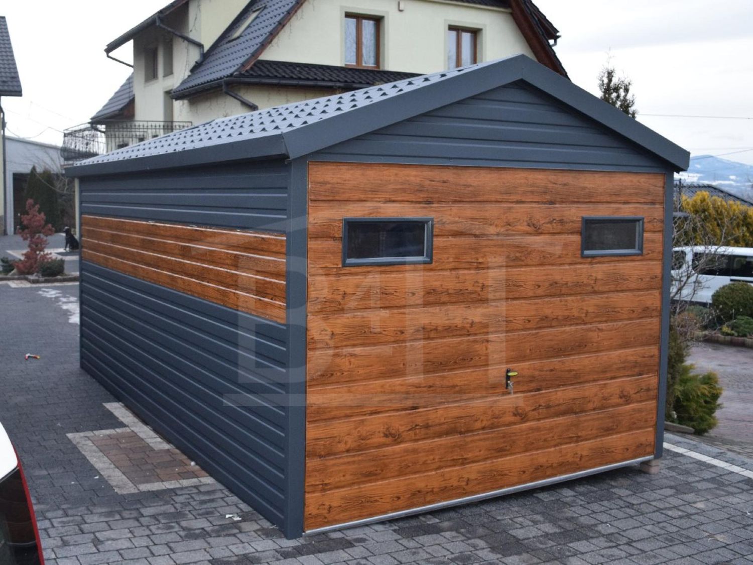 Metāla garāža 3x6 m (ar divslīpju jumtu un logiem vārtos)