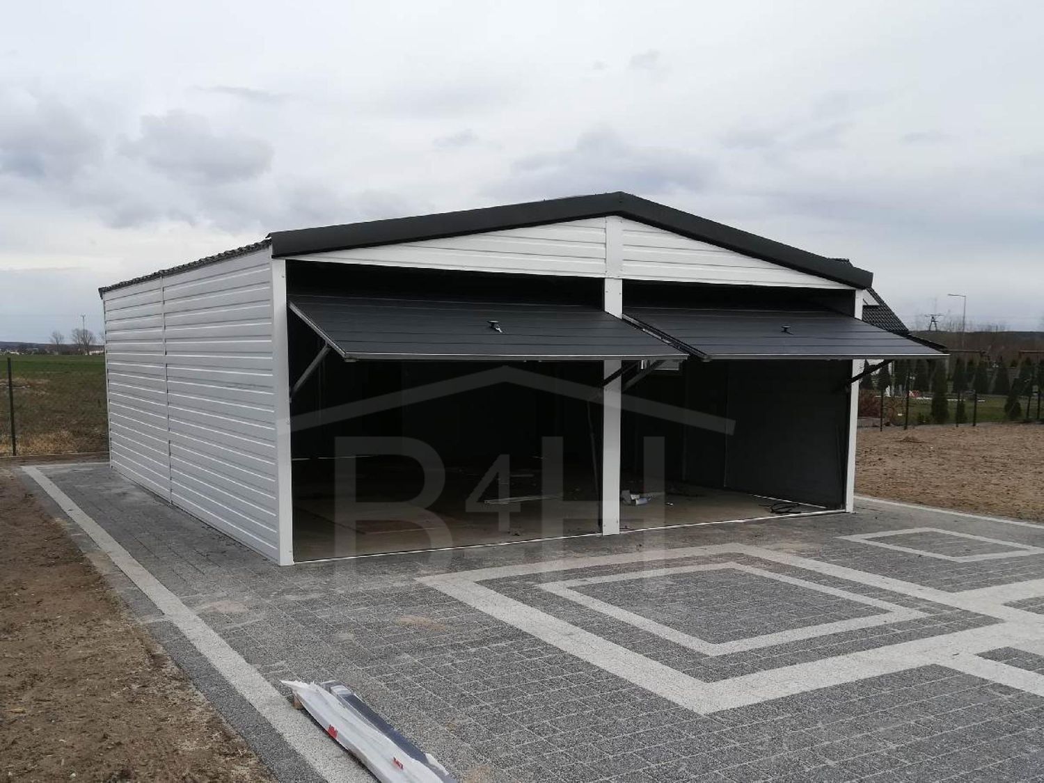 Metāla garāža ar diviem vārtiem 6x6 m