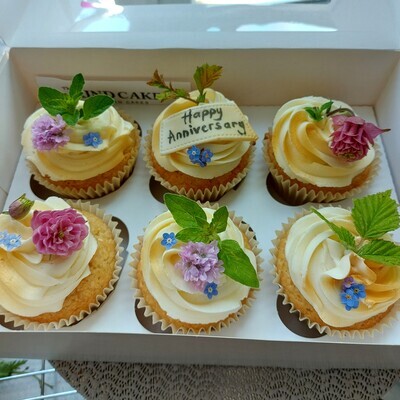 6 Cupcakes with edible flowers