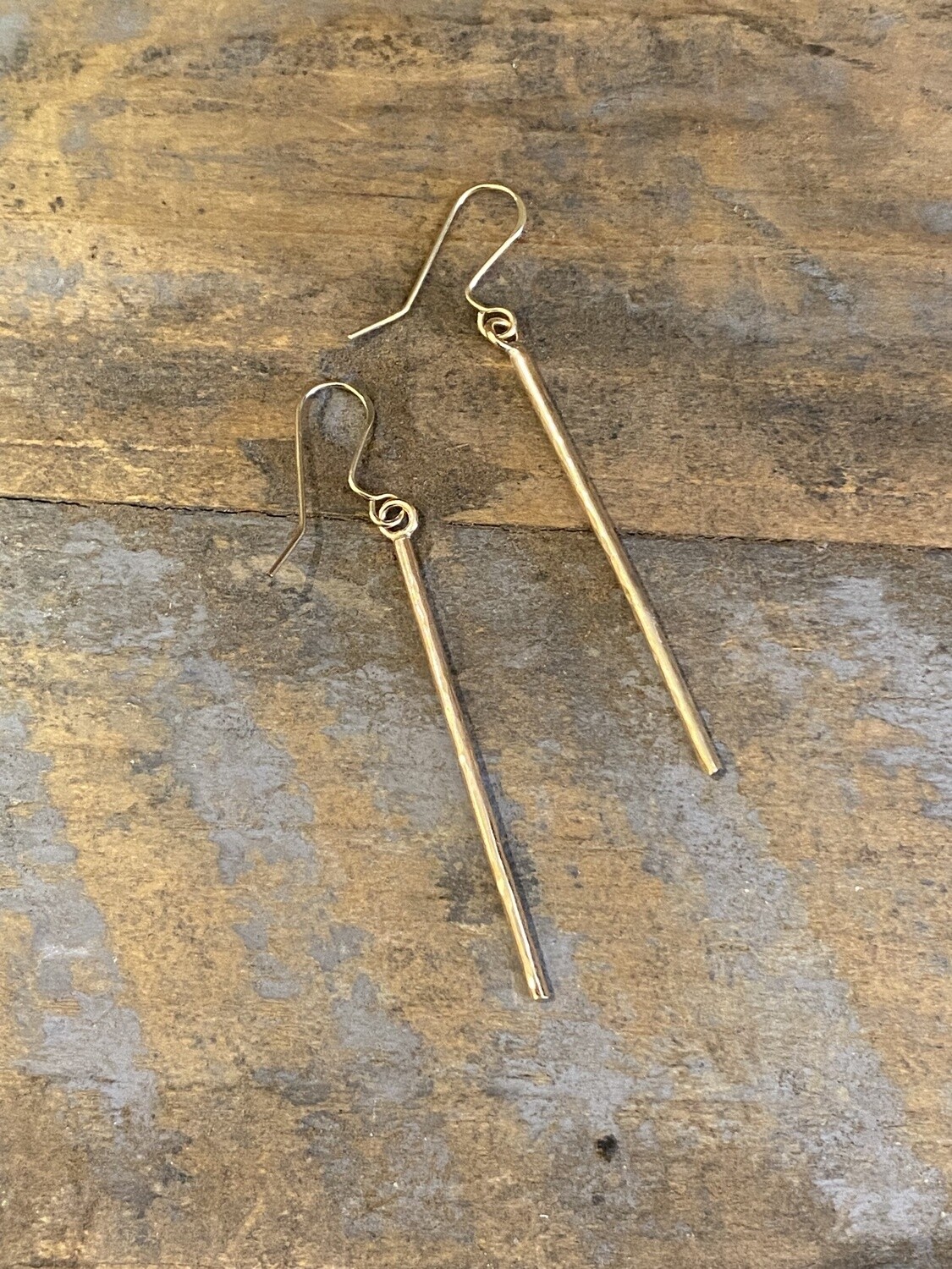 GF HAMMERED ROD EARRINGS