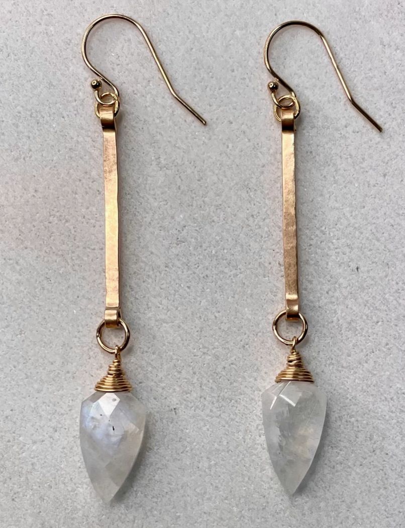STICK SPADE  MOONSTONE EARR