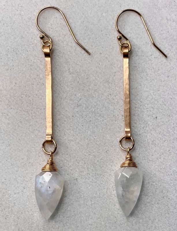 STICK SPADE  MOONSTONE EARR
