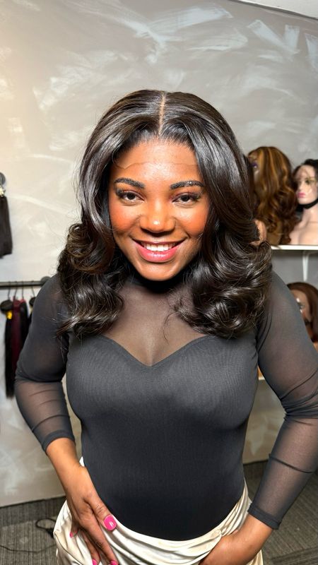 CHEZFELY LAYERS – Perruque en cheveux vietnamiens 100 % humains – Lace Wig – Qualité Premium CHEZFELY LAYERS – Vue de face de la perruque en cheveux vietnamiens 100 % humains avec une coupe dégradée élégante.