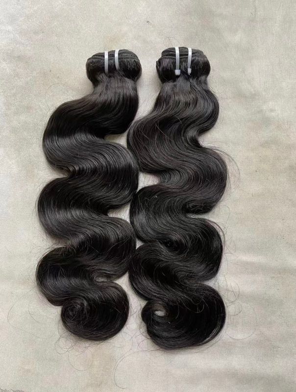 CHEZFELY RAW BODY WAVE – Extensions en cheveux Raw Body Wave 100 % humains – 100 g Extensions CHEZFELY RAW BODY WAVE en cheveux Raw 100 % humains, texture ondulée, paquet de 100 g.