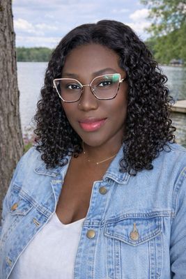 BURMESE CURLY 14 Customer wearing the CHEZFELY BURMESE CURLY Glueless 100% Vietnamese human hair wig, 14-inch Burmese Curly texture with 300%