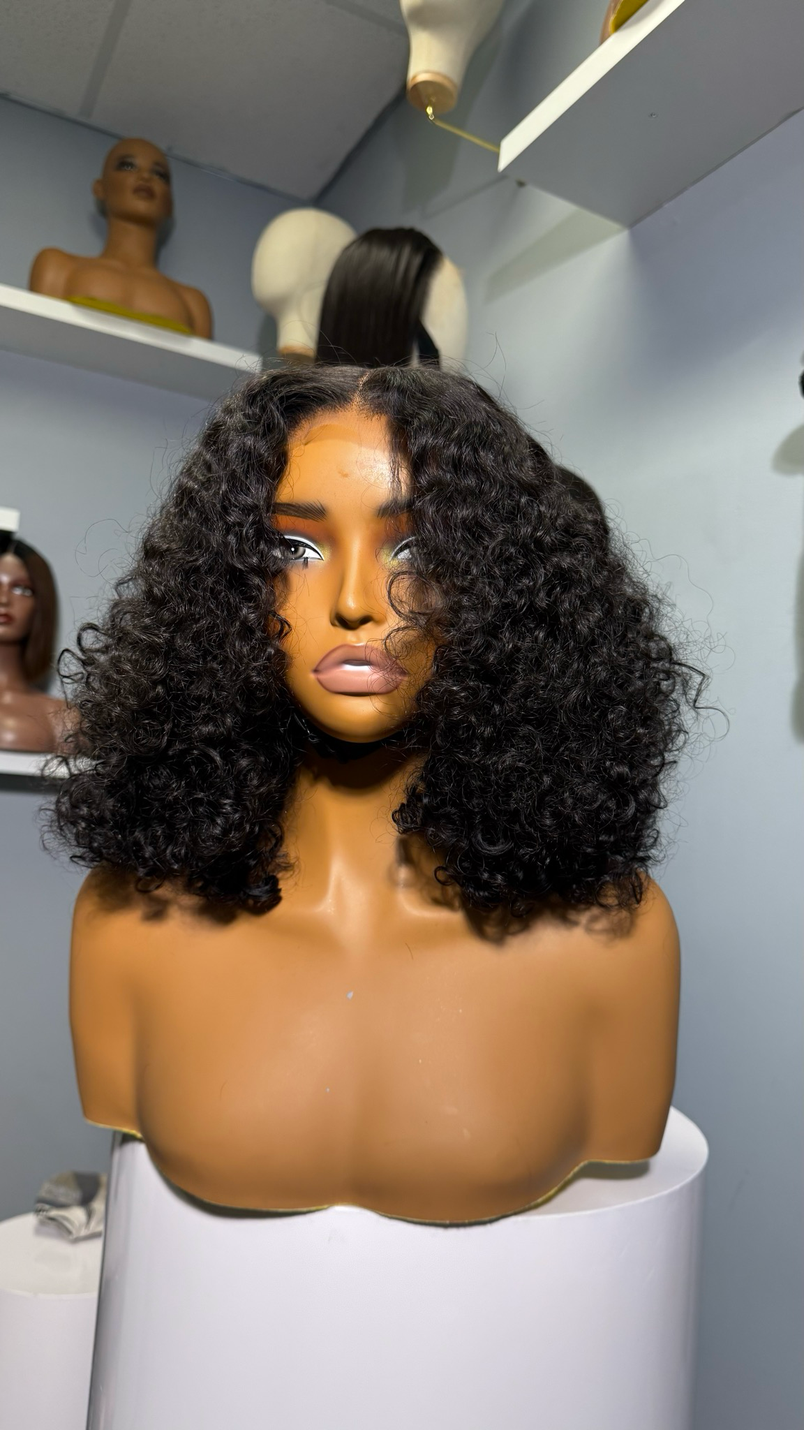 Cliente portant la perruque CHEZFELY BURMESE CURLY Glueless en cheveux vietnamiens 100 % humains, 14 pouces, texture Burmese 