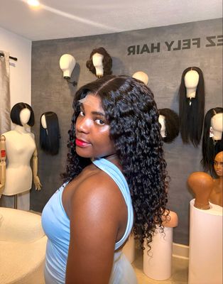 KORA CURLY 22 CHEZFELY KORA CURLY – Perruque Glueless Curly 22 pouces en cheveux vietnamiens 100 % humains avec dentelle 5×5 HD Lace, vue d