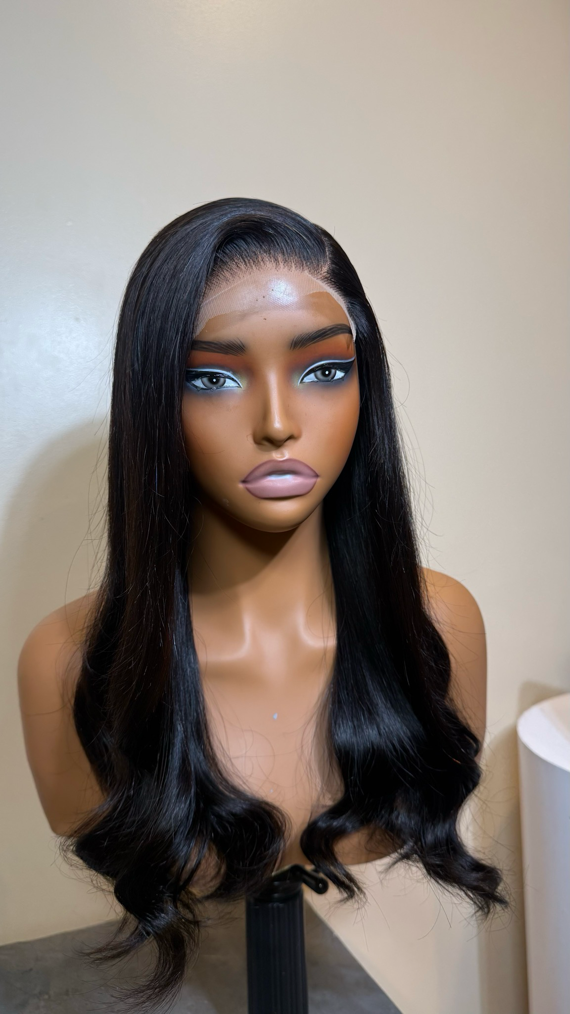 CHEZFELY LOUNA – Perruque Glueless Body Wave 18 pouces en cheveux humains 100 % avec dentelle 5×5 HD Lace, vue de trois quart