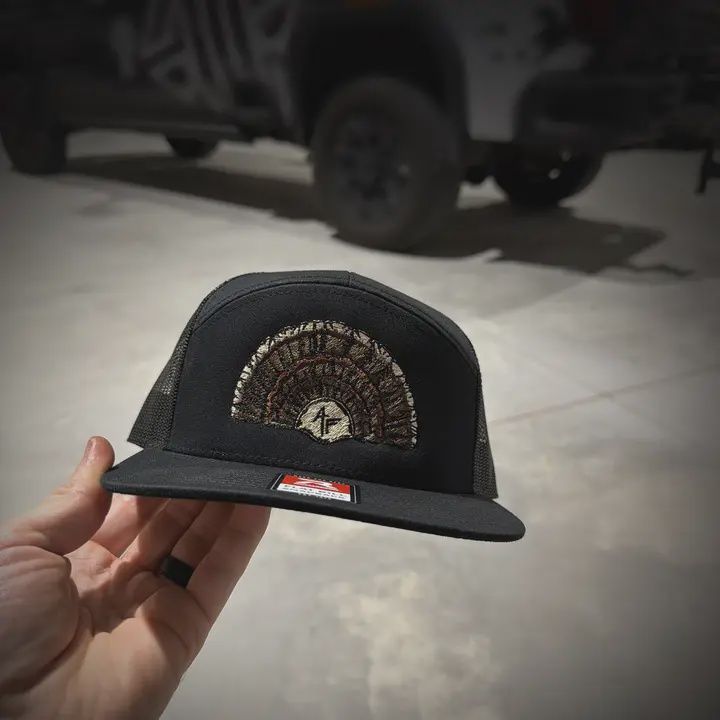 18 Feathers 7 Panel hat - Black