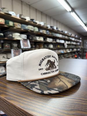 Chocolate Lab &amp; Mallard Rope Hat - Mossy Oak Fall Foilage