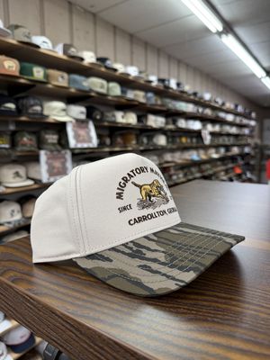 Yellow Lab &amp; Mallard Pioneer Hat - Mossy Oak Bottomland