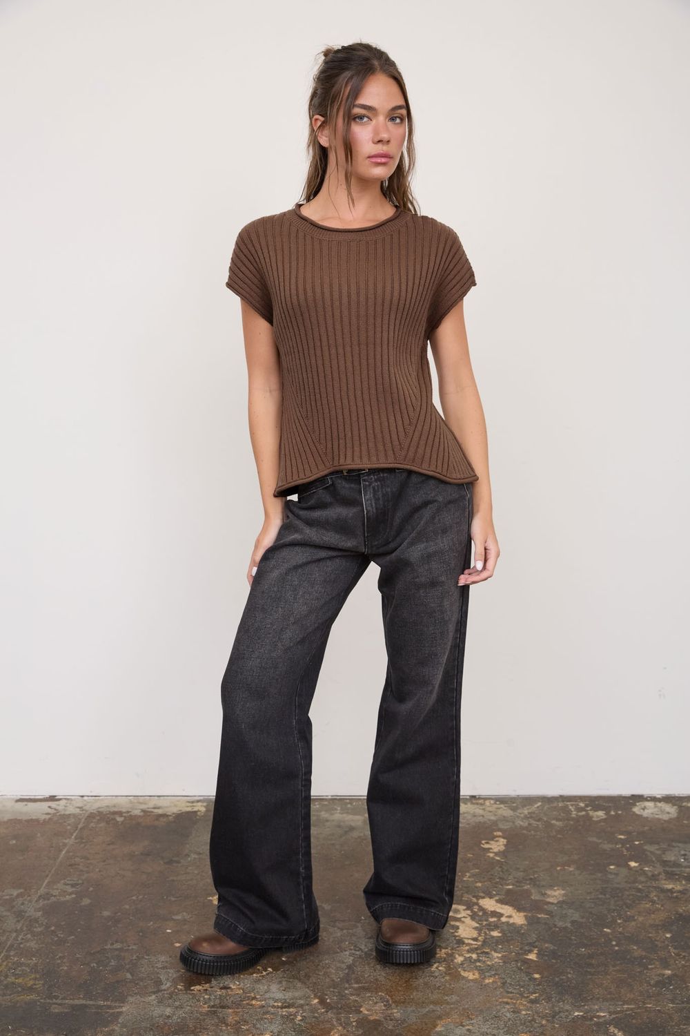Rolled Trim Ribbed Short Sleeve Pullover - Brown