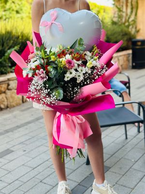 זר פרחים בשילוב בלון L