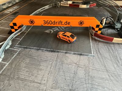 Traverse 360 Flag Brücke für 1:43 Dr!ft Carrera