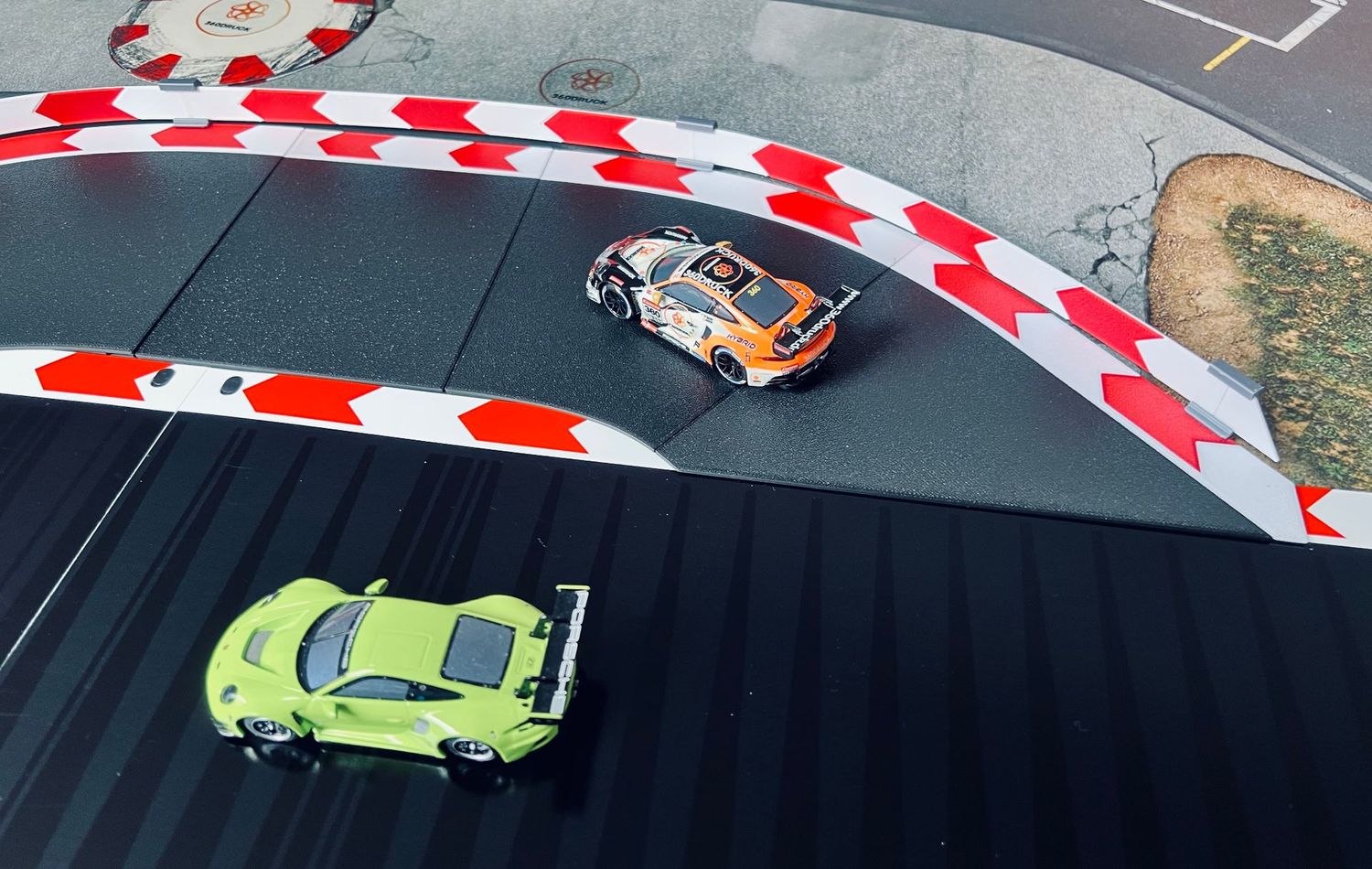 Bande "HYBarriers" für Pit Lane